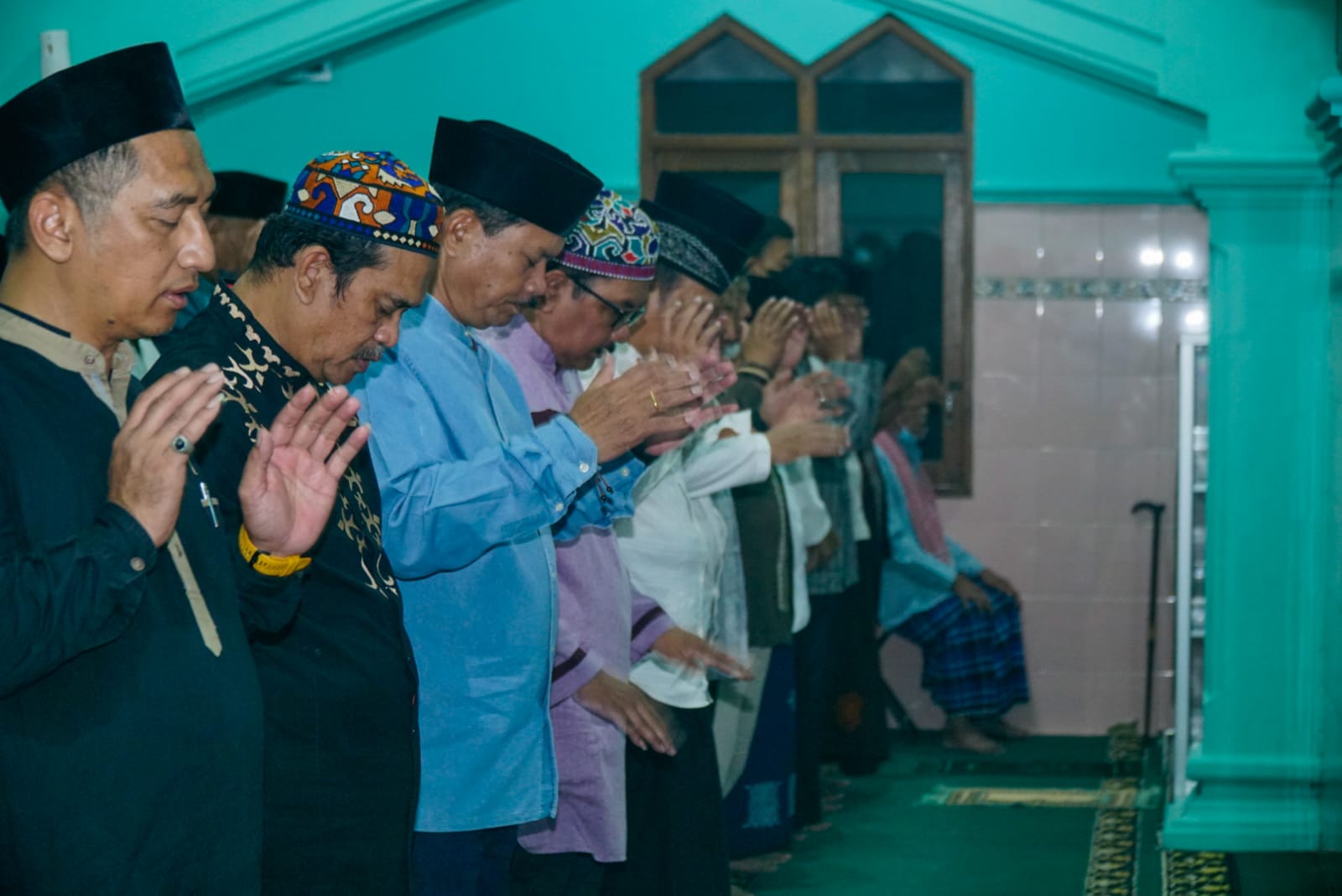 Shalat Isya Berjamaah Di Masjid Al Falah, Wali Kota Ajak Masyarakat Jaga Kerukunan