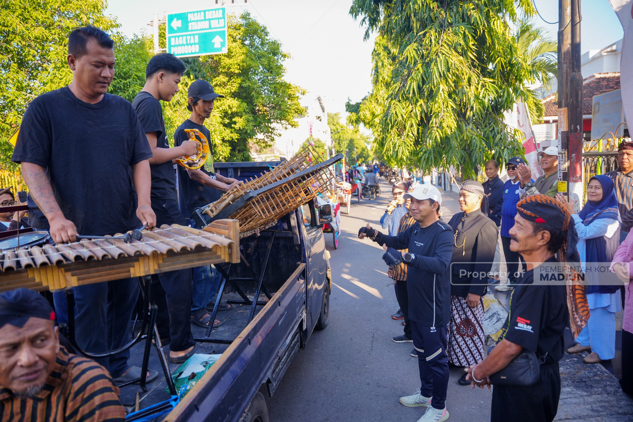Plt Wali Kota Madiun Tegaskan Komitmen Lestarikan Budaya saat Berangkatkan Kirab Bersih Desa Kartoharjo